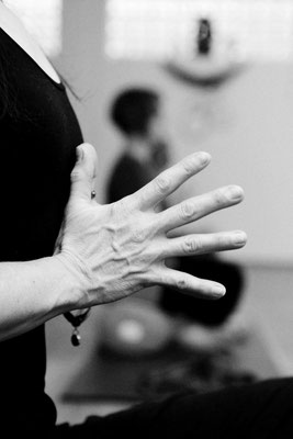 Übende in Atmanjalimudra