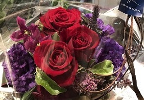 大学時代の先輩や友人たちからの花束。