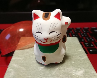 日本の縁起物カプセルトイの「招き猫」