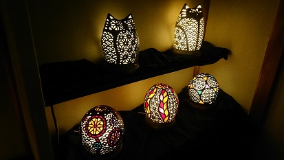陶器でできている猫やフクロウの灯り。
