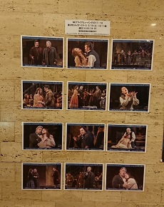 劇場の壁に貼ってある写真