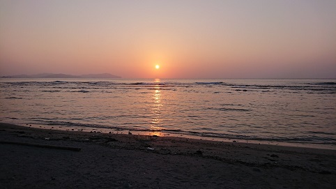 「油井の前の洲」水平線に沈む夕陽。絶景。