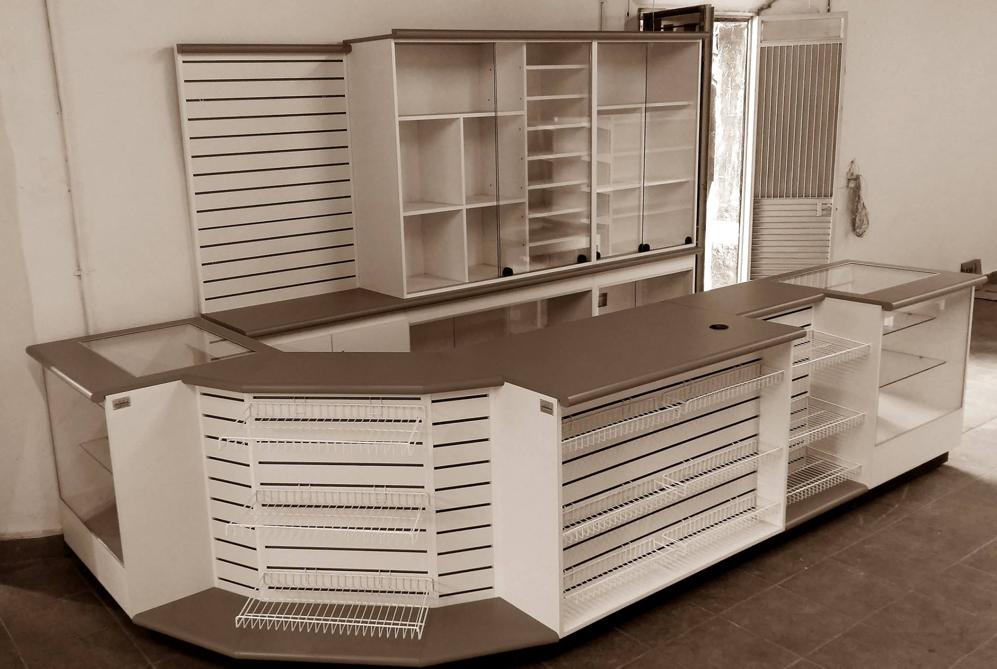 Muebles de tiendas, mostradores, vitrinas, anaqueles y estantes para