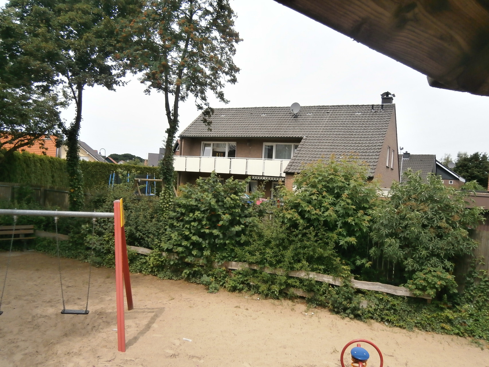 Blick vom Spielplatz zum Balkon