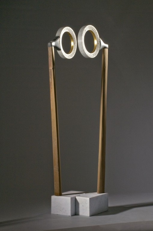 binocolo. marmo bianco e legno