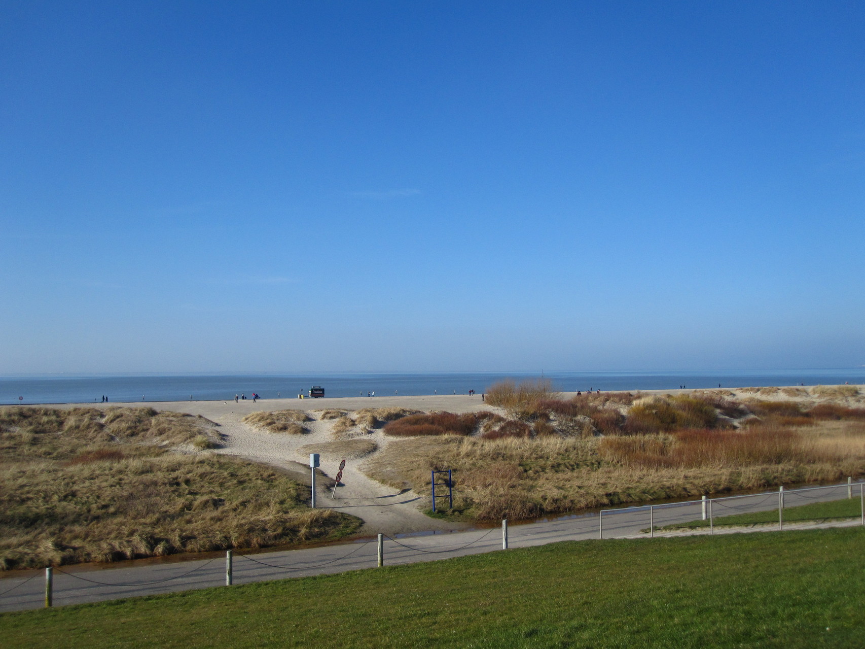 Zugang zum Sandstrand vom Deich aus (Winteraufnahme)