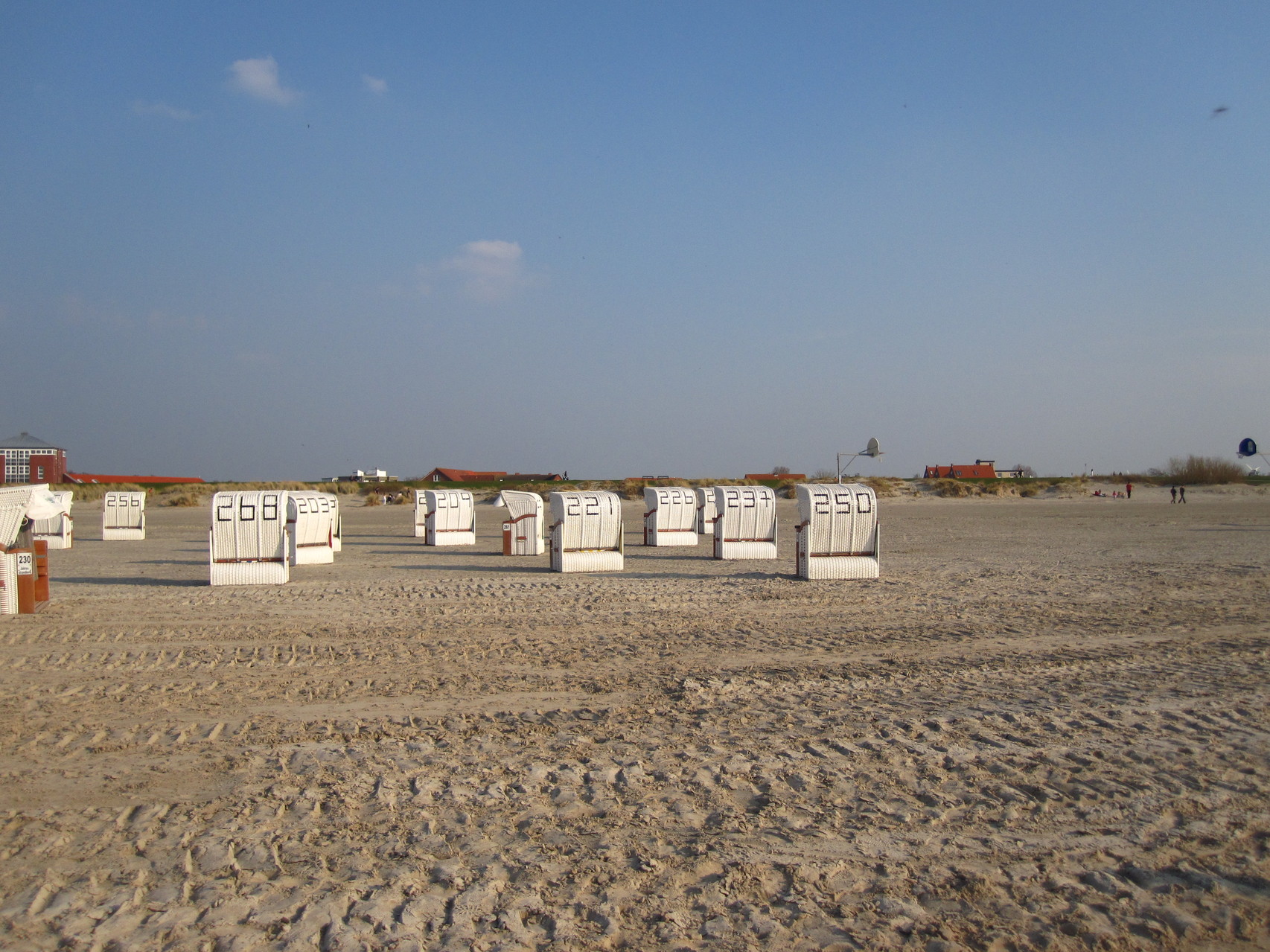 Leere Strandkörbe in Norddeich in der Vorsaison (Ende März), ca. 4 - 5 Gehminuten von der Ferienwohnung