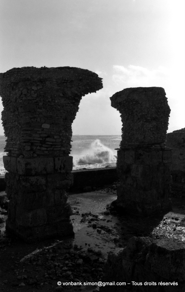 [NB016-1981-06] Carthage (Carthago) : Thermes d'Antonin - Vue partielle des sous-sols en bordure de la mer