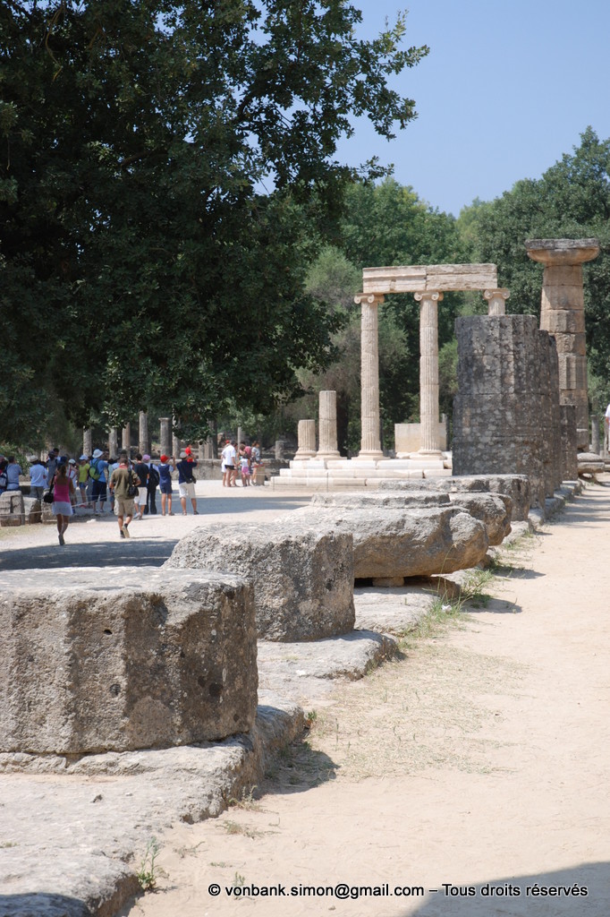 [NU901-2008-0240a] Olympie - Temple d'Héra : Vue partielle du côté Sud du temple - à l'arrière-plan, colonnes du Philippéion