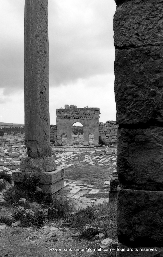 [NB015-1981-29] Sbeïtla (Sufetula) : Revers de la Porte d'Antonin le Pieux - Vue prise depuis le temple de Minerve