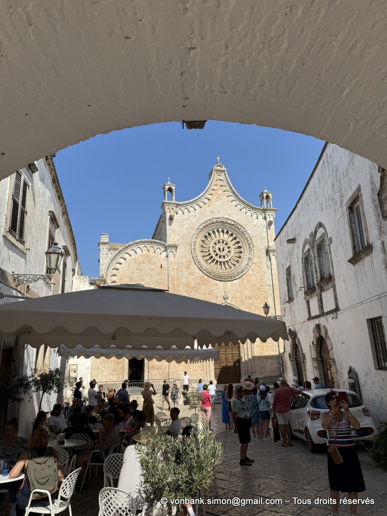 Ostuni - Duomo : Vue partielle de la façade Ouest (vue prise depuis le dessous de l'Arco Scoppa, galerie reliant le Palais Épiscopal à celui du Séminaire)