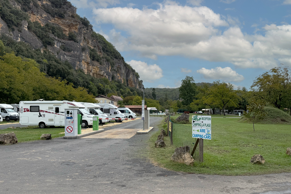 der separate Wohnmobilstellplatz liegt direkt vor dem Campingplatz