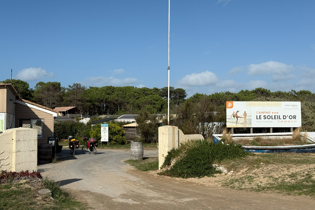 Einfahrt zum Campingplatz, Rezeption links