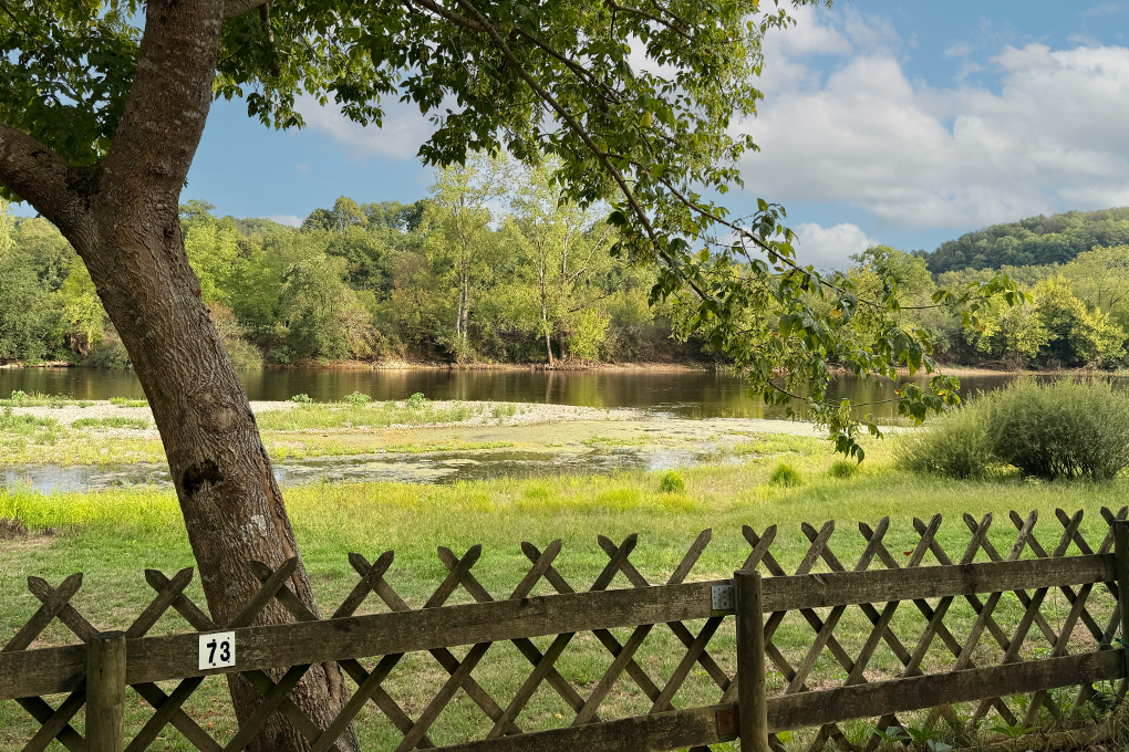 Stellplatz mit Aussicht auf die Dordogne