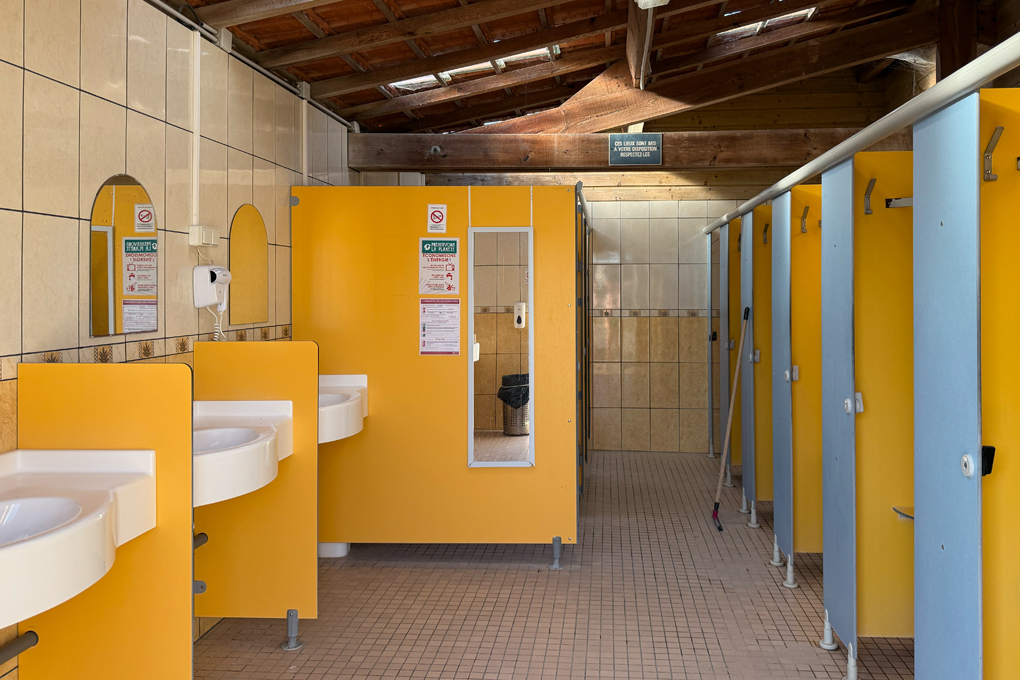 Duschen und Waschbecken im Sanitärgebäude
