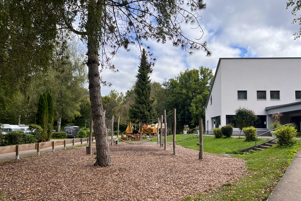 Naturspielplatz mit Klettermöglichkeiten, Rezeption und Biergarten