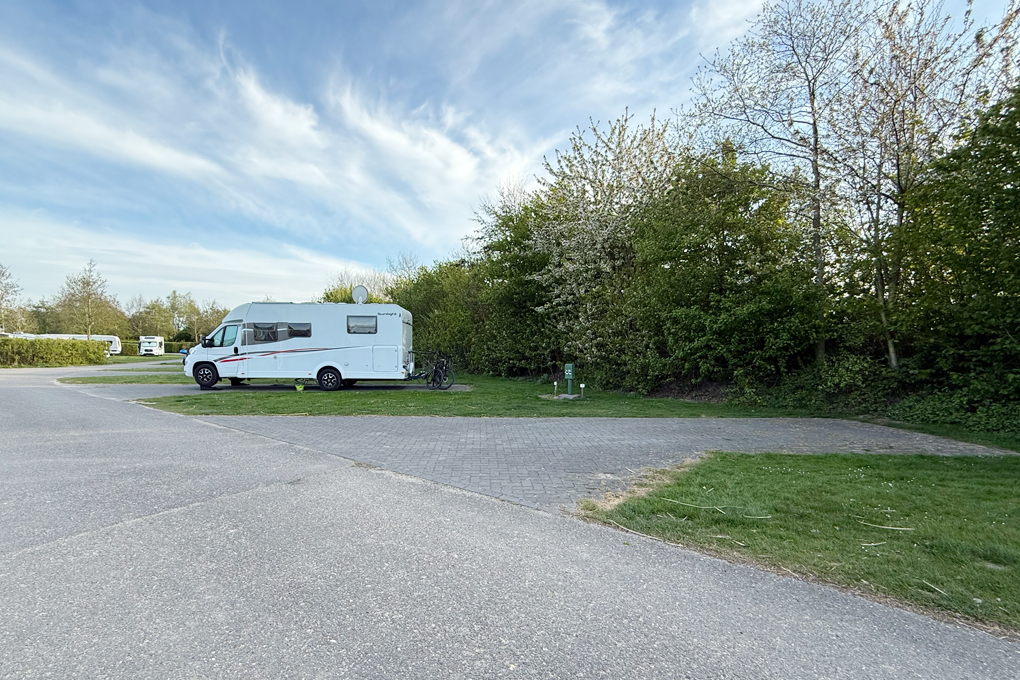 Gepflasterte Wohnmobilstellplätze
