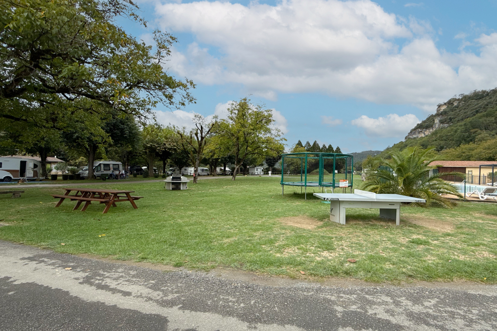 Tischtennisplatte, Trampolin und Grillecke