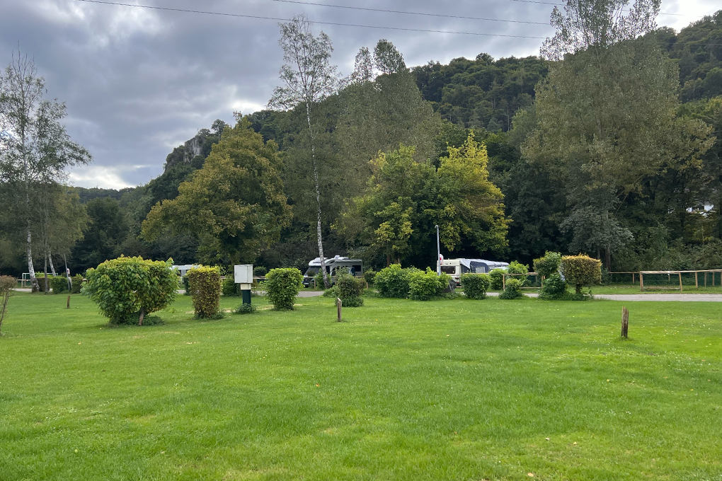 Stellplätze am linken Ende des Campingplatzes