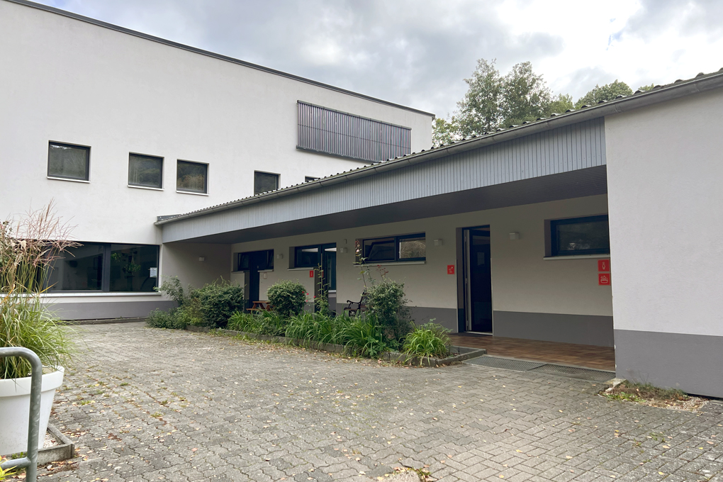Sanitärgebäude von außen, links das Bistro