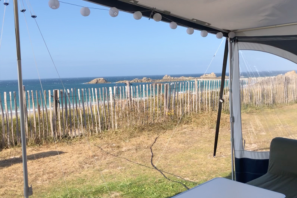 Ausblick vom Wohnwagen auf das Meer