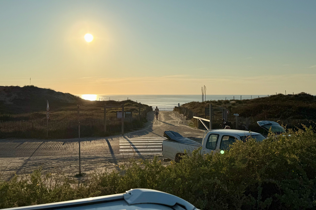 Ausblick aus der Dachluke von unserem Stellplatz aufs Meer