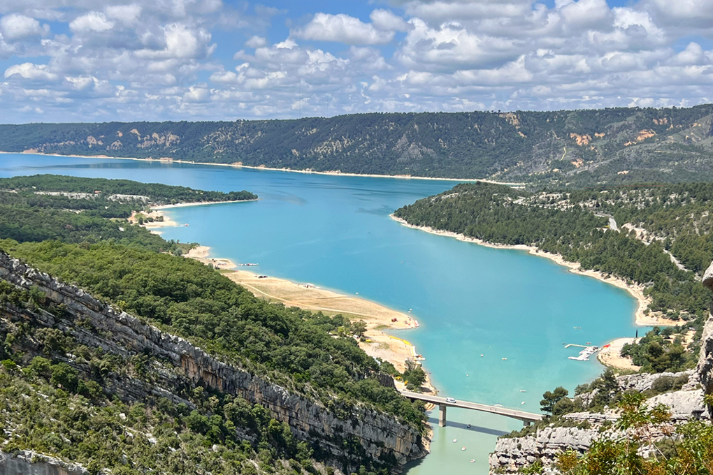Aussicht auf den türkis-blauen „Lac Sainte-Croix
