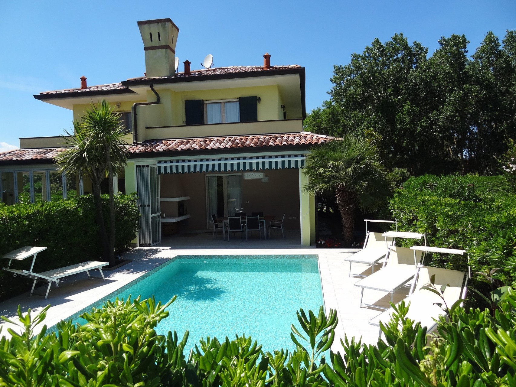 Blick auf Pool und Wintergarten -Villa Fashion - Ferienhaus Albarella mit Pool 