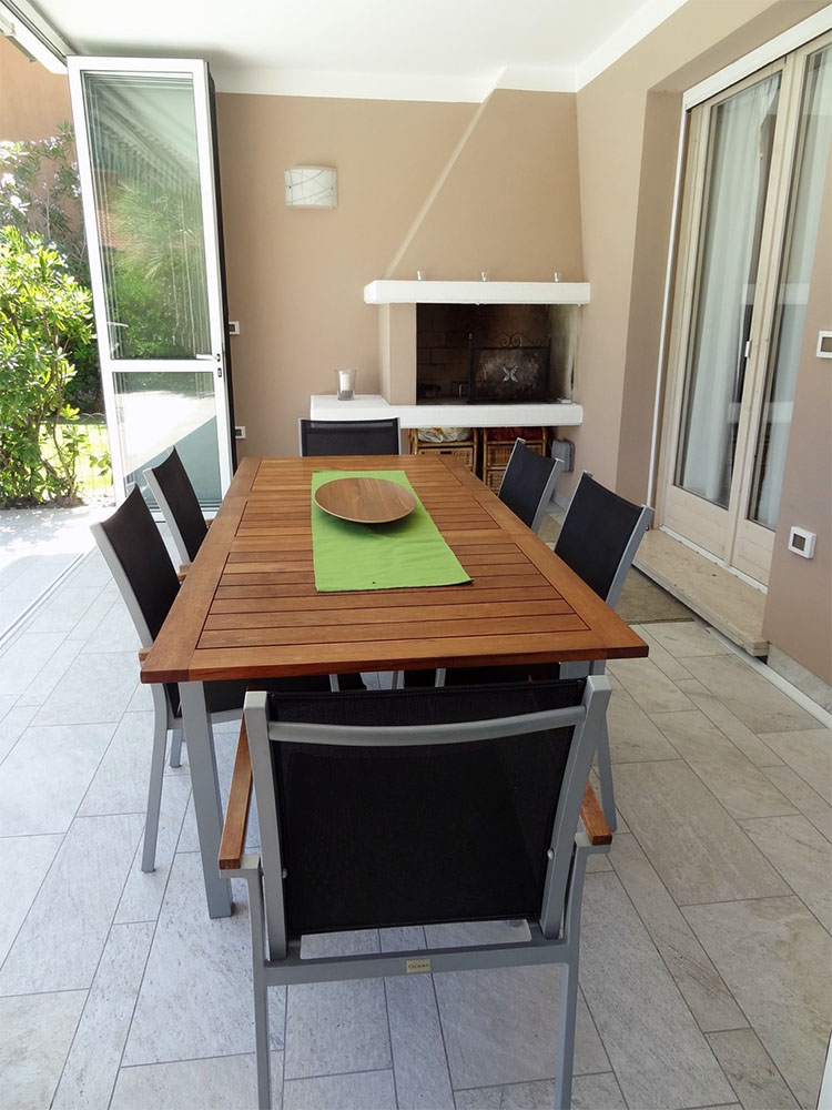 Gemütlicher Tisch mit Stühlen auf der Terrasse des Ferienhauses, perfekt für gesellige Stunden im Freien.