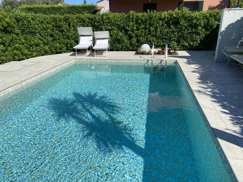 Blick von Veranda auf Pool - Villa Fashion - Ferienhaus Albarella mit Pool 