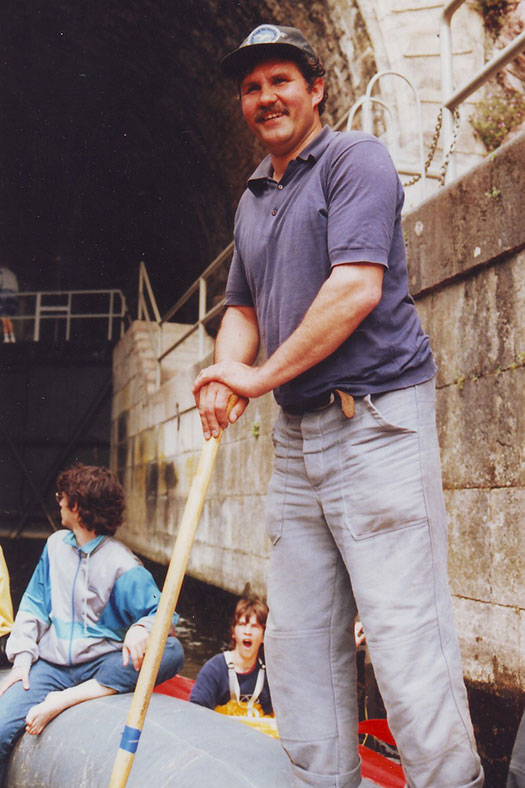 1991 Dritte Lahn Tour, diesmal von Wetzlar nach Weilburg. Im Bild der Weilburger Bootstunnel