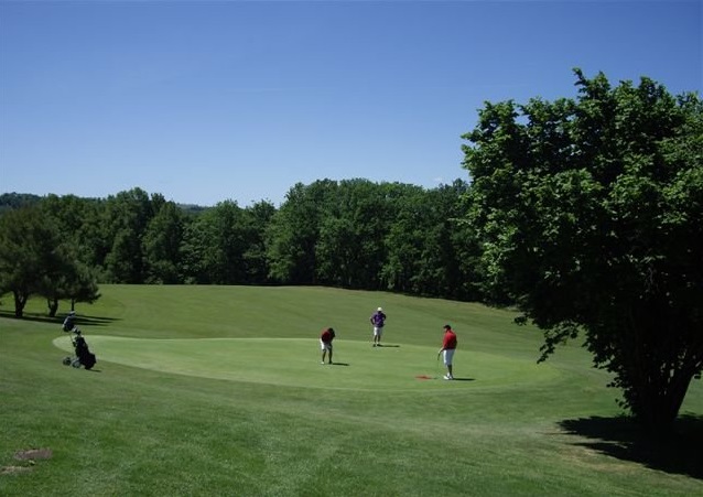 TROU 9 : distance 285 mètres, Par 4, Handicap 13