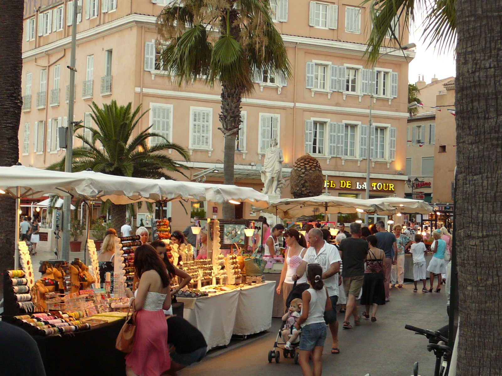 30 minutes à pied le long de la mer Sanary- sur Mer et le marché nocturne