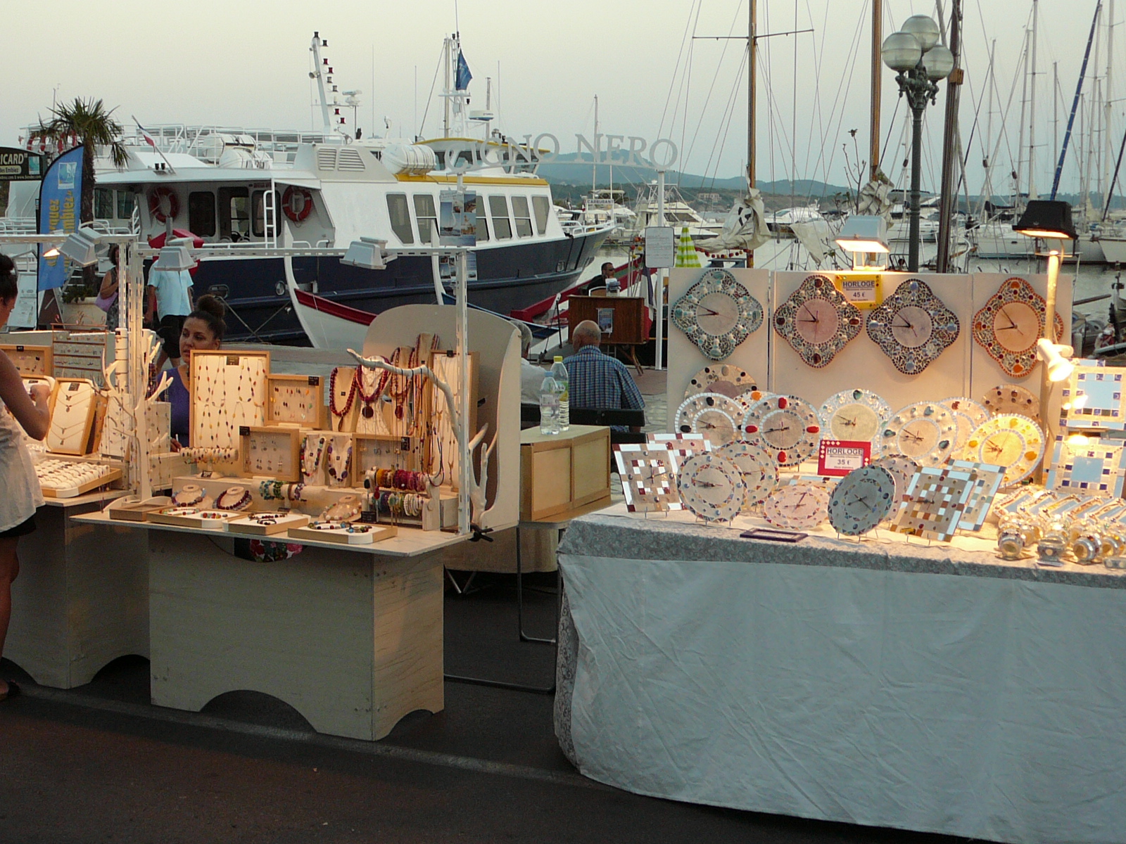 30 minutes à pied le long de la mer Sanary- sur Mer et le marché nocturne