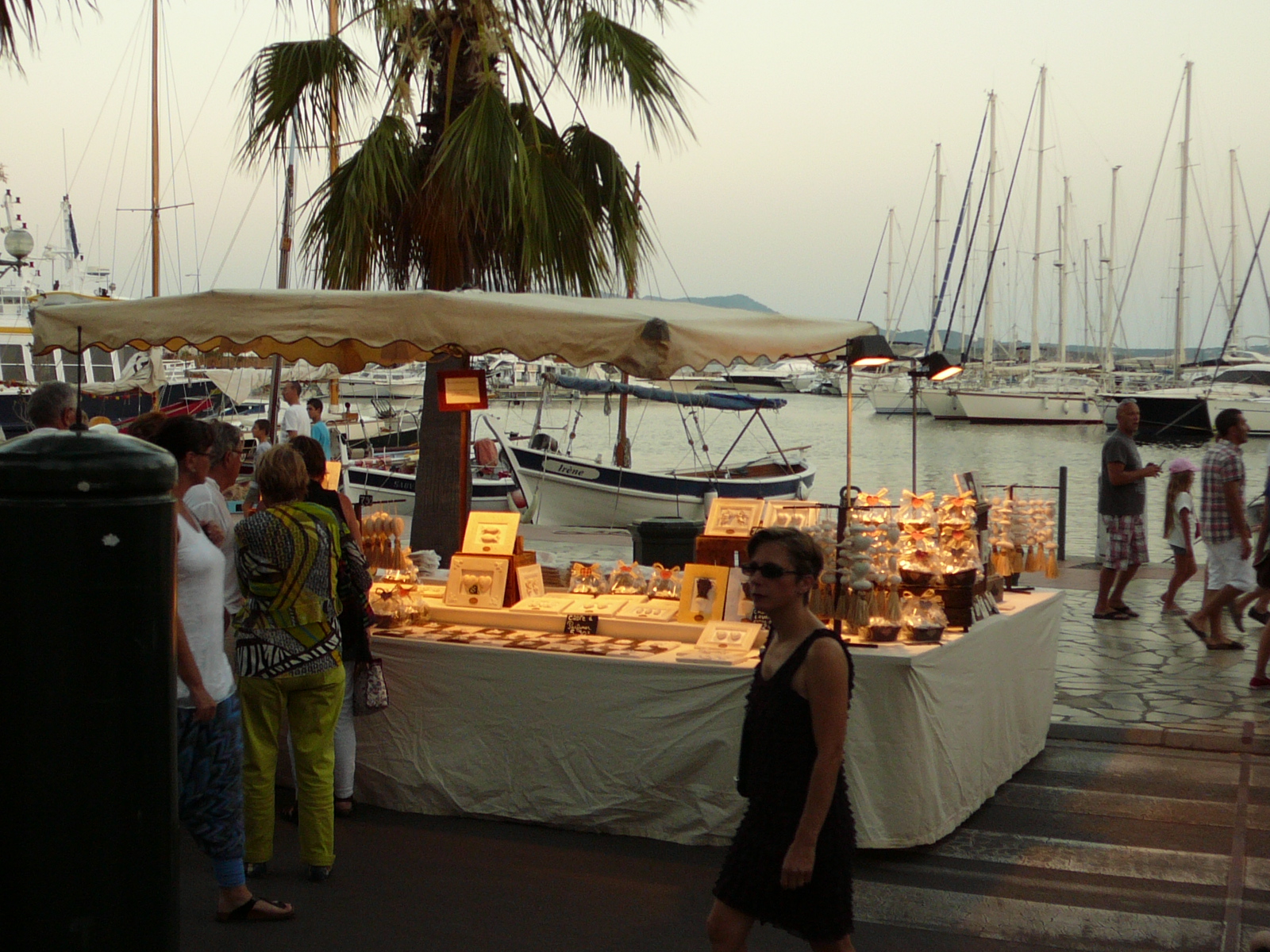 30 minutes à pied le long de la mer Sanary- sur Mer et le marché nocturne