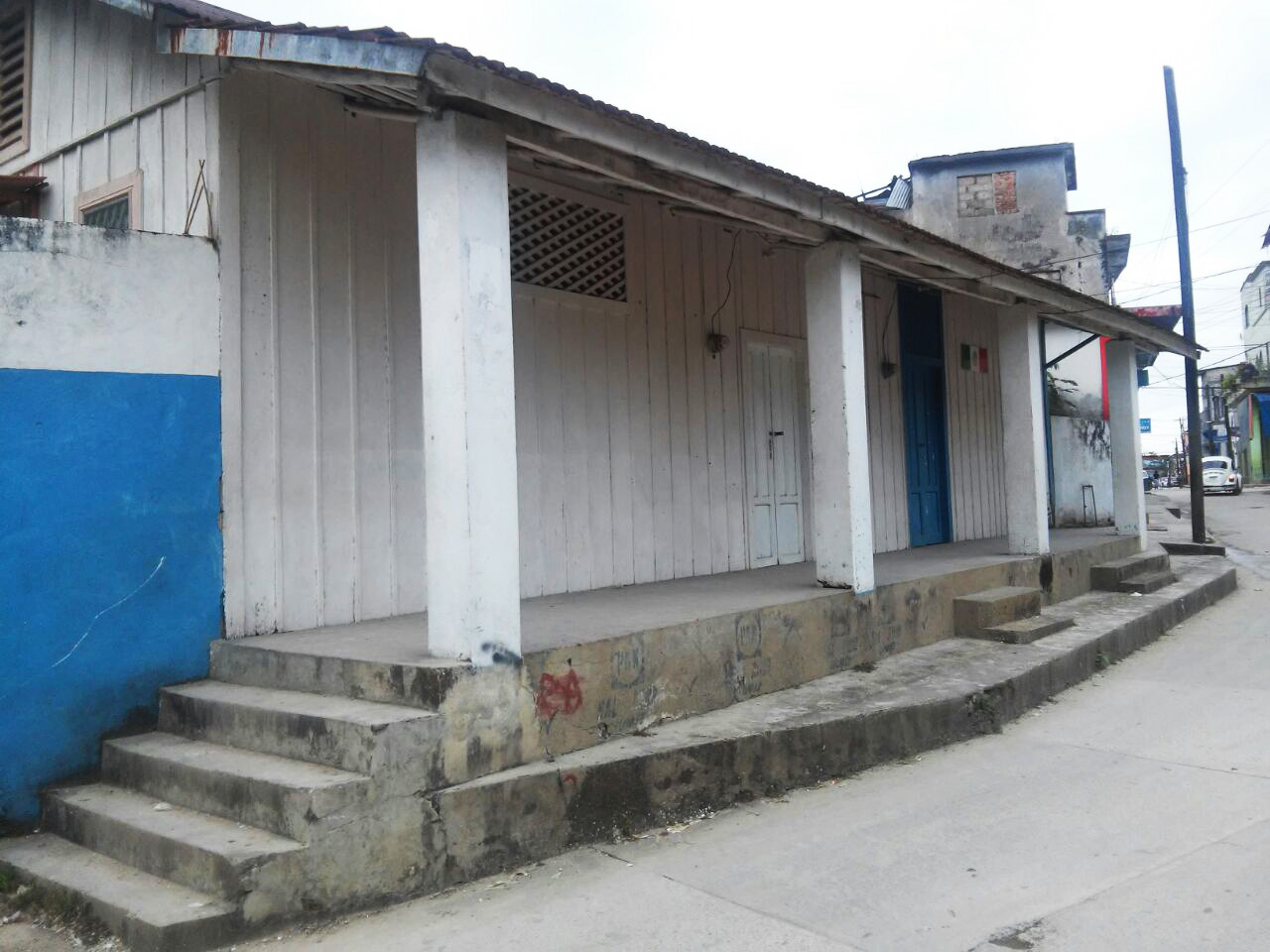 Casa antigua de madera y teja francesa. Fotografía de Carlos Moral