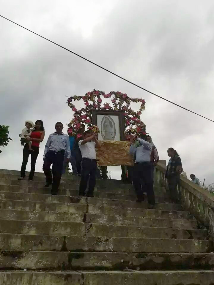 La virgen de Guadalupe descendiendo las escaleras