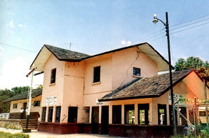 Fachada principal, Sala de espera.