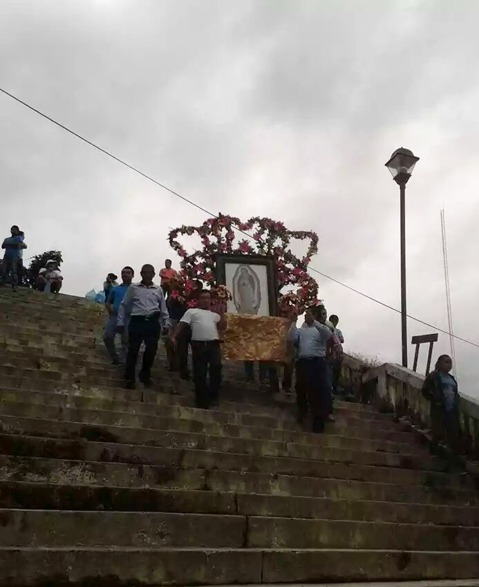 La virgen de Guadalupe descendiendo las escaleras