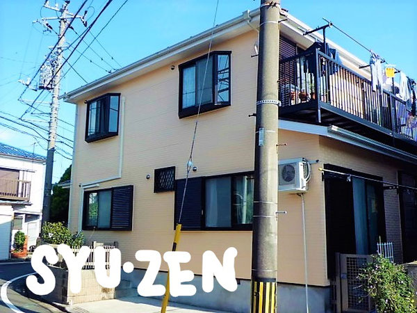 横浜市中区本郷町。　クリーム色の外壁塗装と屋根塗装。