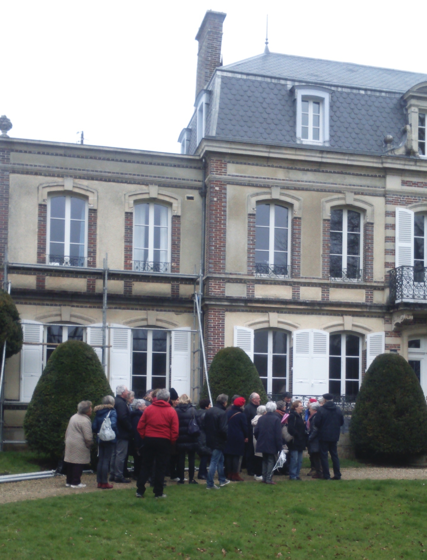 Le groupe devant une belle maison d'Aix