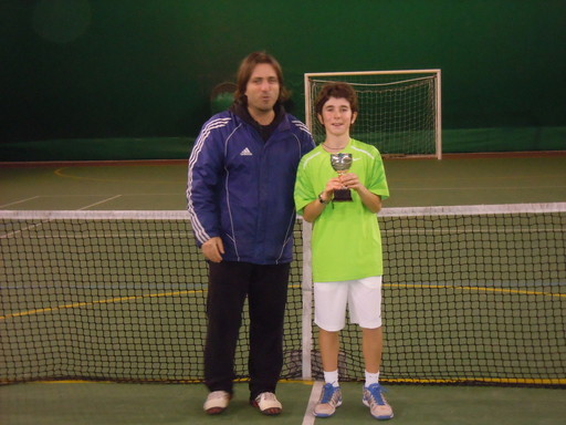 Nella foto Francesco Gelmi con la coppa del 1° classificato e Luca Brasi, organizzatore del torneo