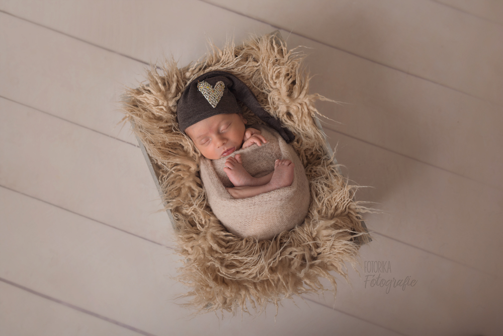 Neugeborenenshooting, Babyfoto, fotorika, Babyfotograf, Hamburg, Rosengarten, Buchholz, natürlich, Babymütze, Fell, Kiste, Accessoires