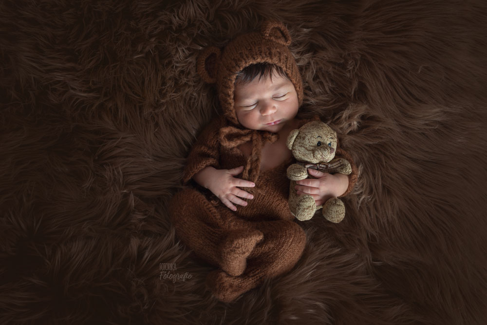 Baby, Babyfotograf, Babyfoto, Babyshooting, Neugeborenenfoto, Newbornphoto, Babyfotografbuchholz, Babyfotografrosengarten, Newbornprops, Bärchenmütze, fotorika