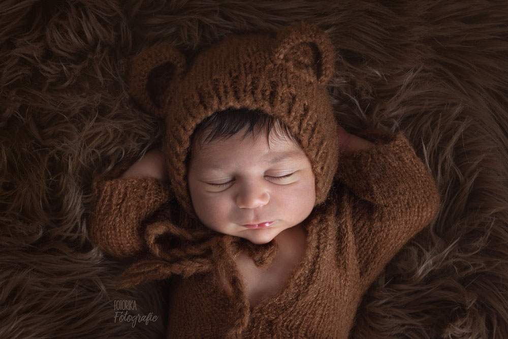 Baby, Babyfotograf, Babyfoto, Babyshooting, Neugeborenenfoto, Newbornphoto, Babyfotografbuchholz, Babyfotografrosengarten, Newbornprops, Bärchenmütze, fotorika