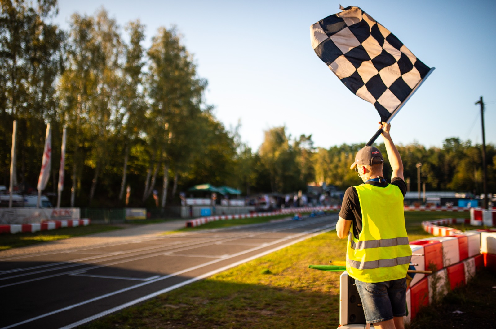 Mika als Marshal in actie op post 0 tijdens NXTGP in Kerpen.