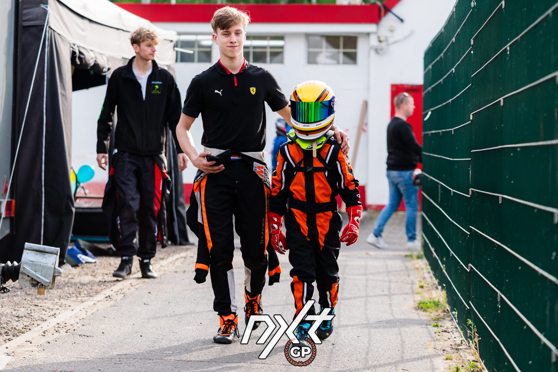 Mika begeleid Senn op Kerpen bij de NXTGP Dutch Open 2024.