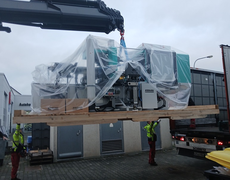 Anlieferung einer neuen Spritzgussmaschine