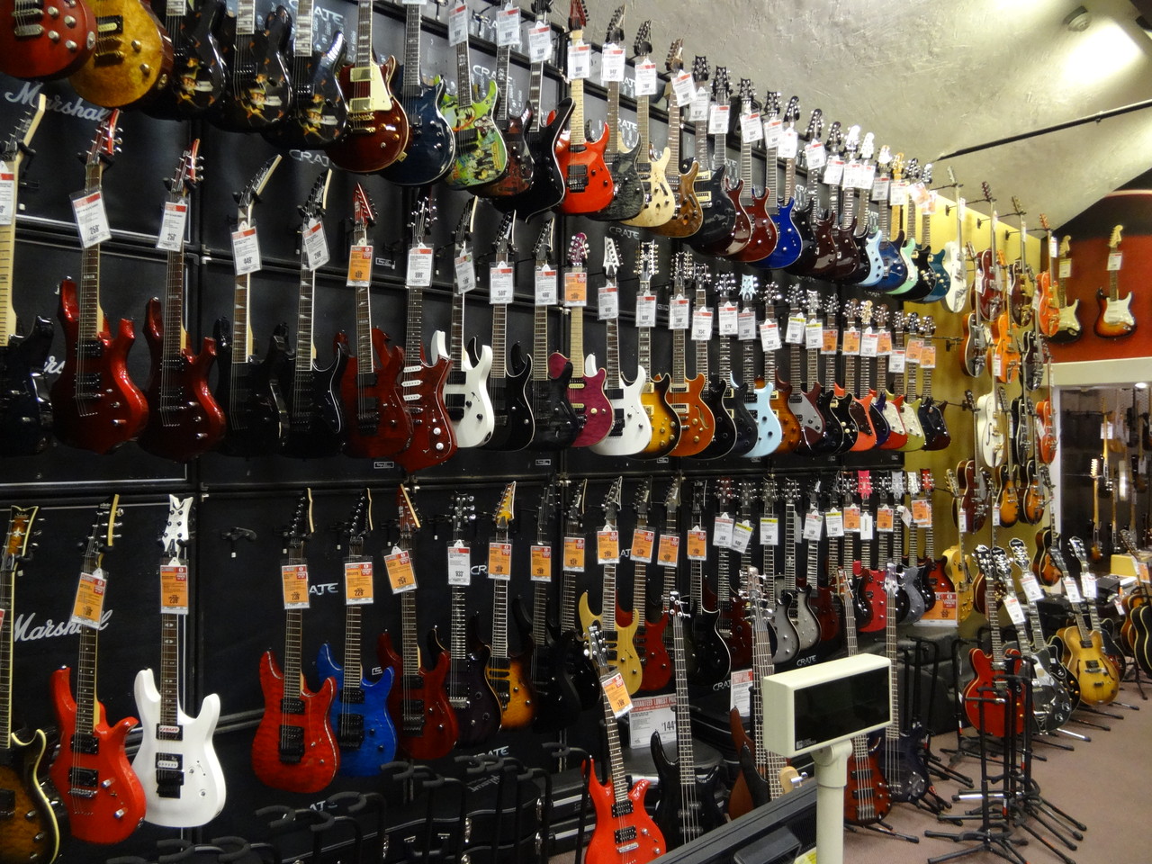 Guitar Center, Los Angeles les deux pieds sur terre