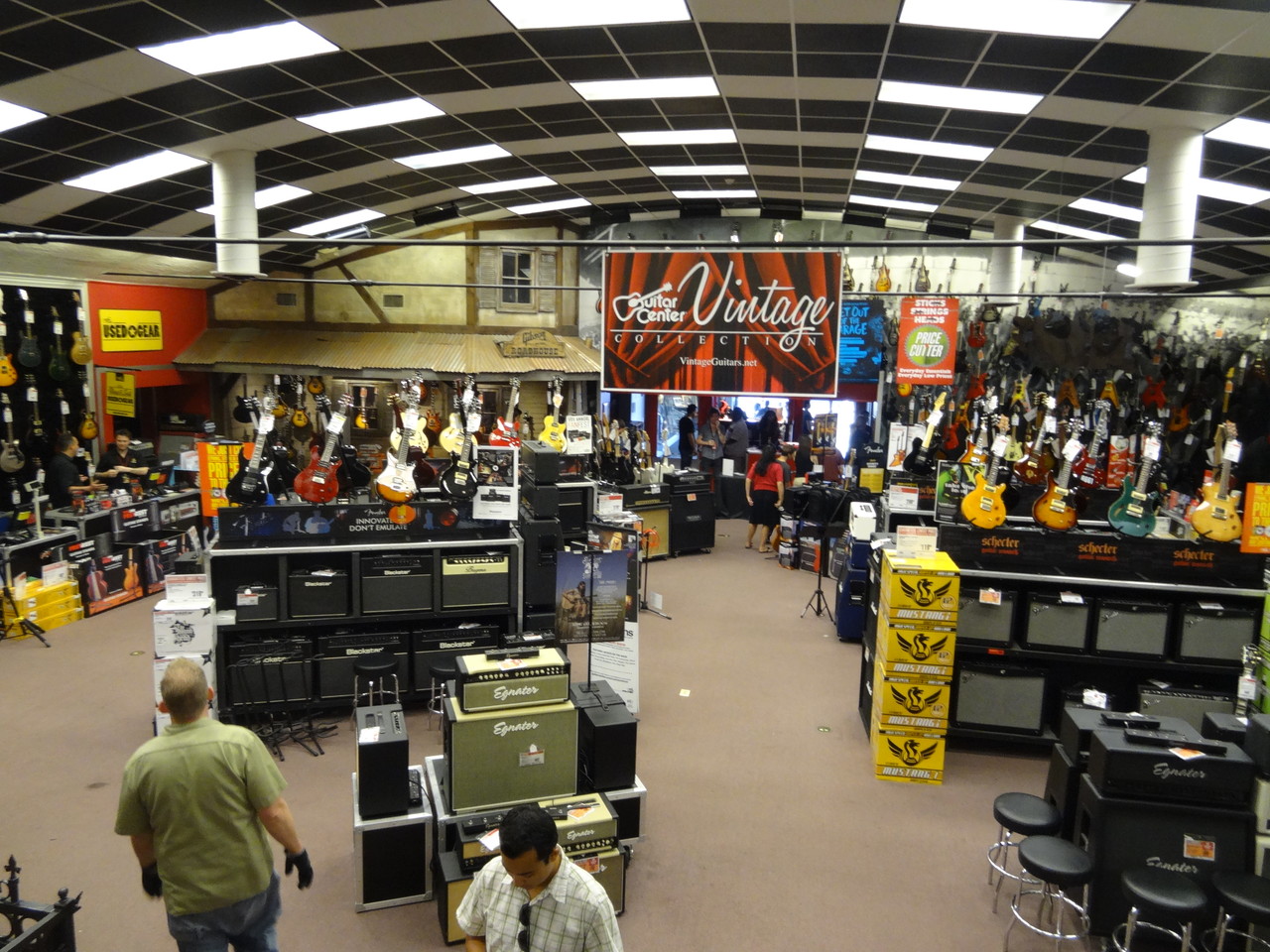 Guitar Center, Los Angeles les deux pieds sur terre